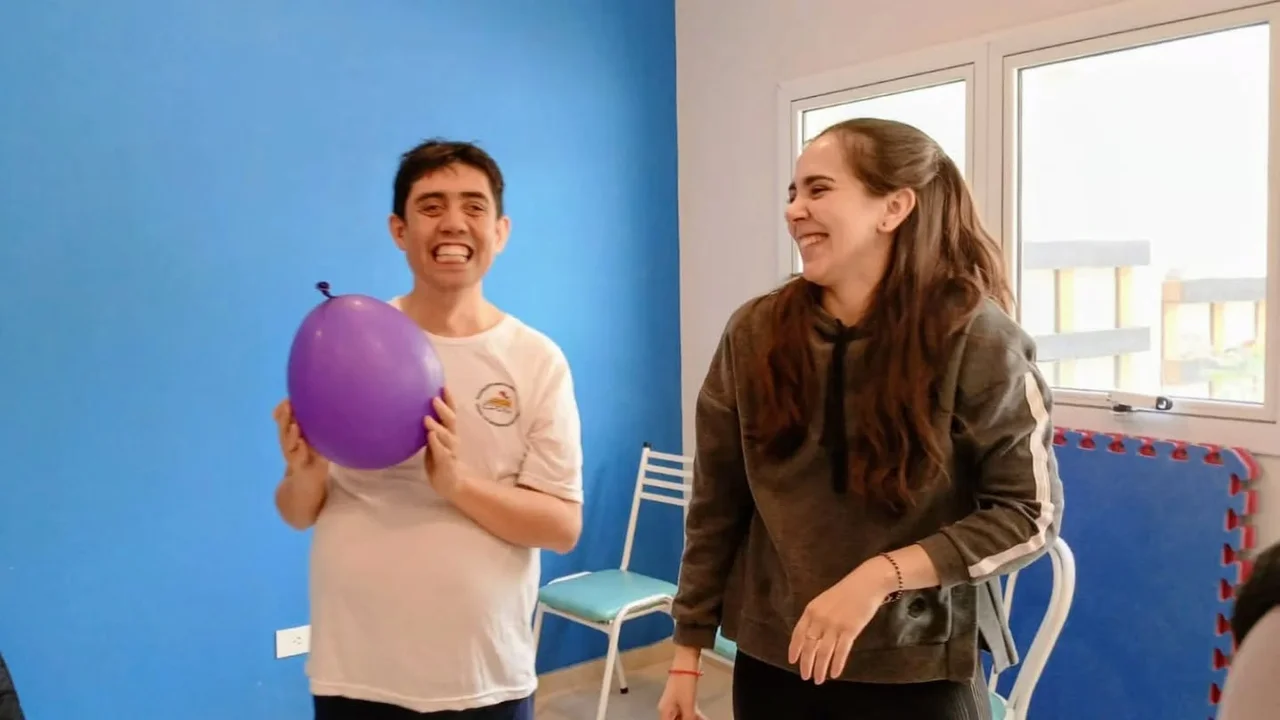 Dos personas comparten una actividad con un globo en EDDIM.